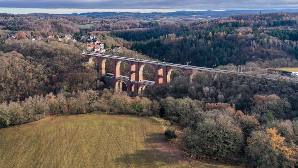 Blick auf die historische Elstertalbrücke im Vogtland. Sie wurde seit 2021 für rund 60 Millionen Euro umfangreich saniert (Luftaufnahme mit Drohne).
