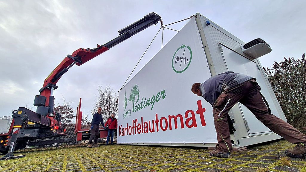 Der Kartoffelautomat von Candy Beckurts auf Peulingen ist am Mittwoch, 10. Dezember, hinter dem Ausbildungshotel der Berufsbildungswerke Stendal an der Uenglinger Straße aufgestellt worden.
