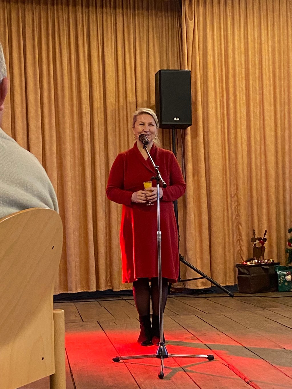 Ortsbürgermeisterin Bogumila Jacksch (UWG) bedankt sich in ihrer Begrüßungsansprache für das Engagement der freiwilligen Helfer und die Treue der Besucher der Veranstaltung.