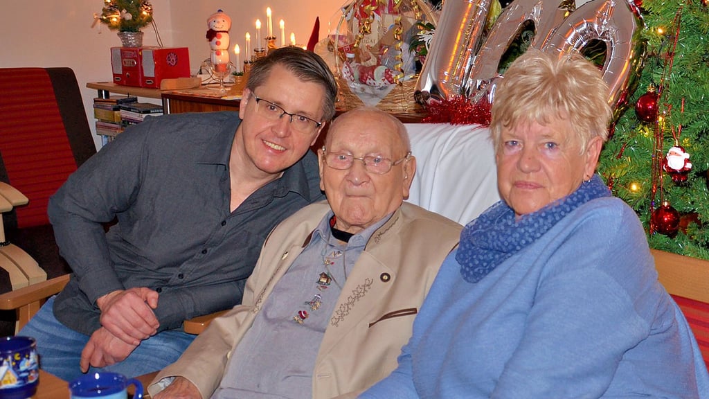 Seinen 100. feierte Erich Albrecht am Mittwoch unter anderem mit Nichte Hannelore Pößel und Großneffe Marco Pößel im Grünen Baum in Staßfurt.
