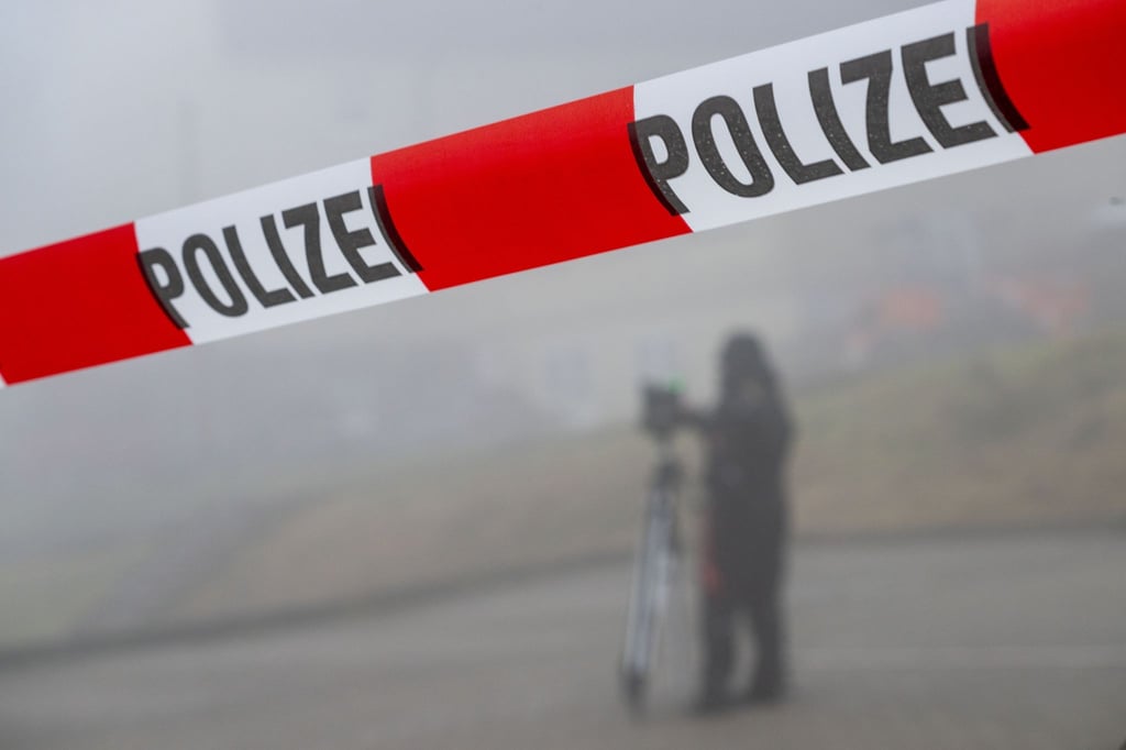 In Neuhaus am Rennweg läuft seit Dienstagabend ein größerer Polizeieinsatz.