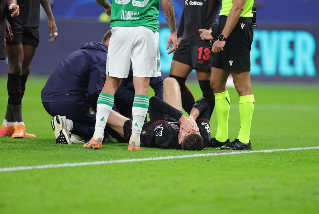 Leverkusens Patrik Schick muss nach einem Foul behandelt werden.
