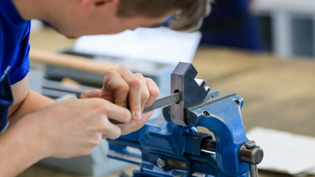 Nach Ansicht der DGB-Jugend sollten Unternehmen bei Bewerbungen um eine Lehrstelle nicht zu wählerisch sein. (Archivbild)