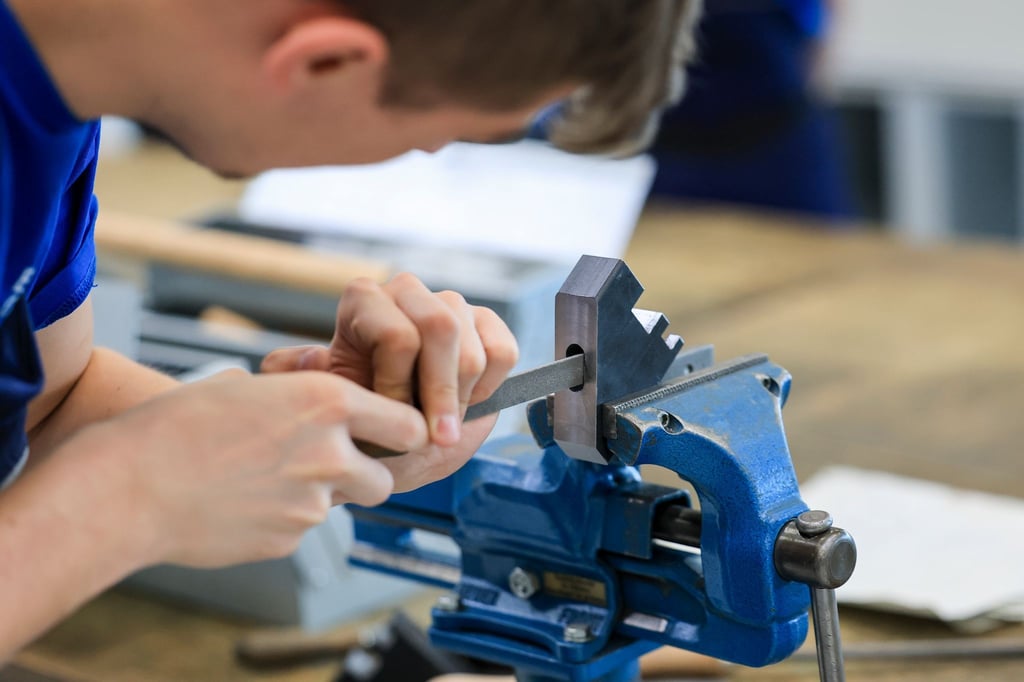 Nach Ansicht der DGB-Jugend sollten Unternehmen bei Bewerbungen um eine Lehrstelle nicht zu wählerisch sein. (Archivbild)