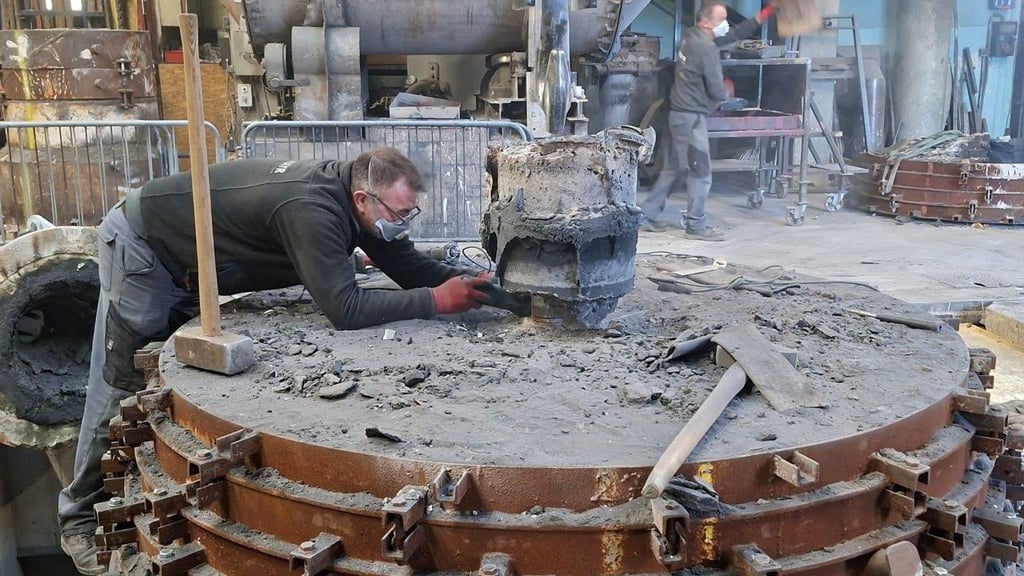 In der Glockengießerei Grassmayr ist die Glocke für den Magdeburger Dom gegossen worden. Nach dem Guss wurde jetzt der obere Teil über der Glocke entfernt.