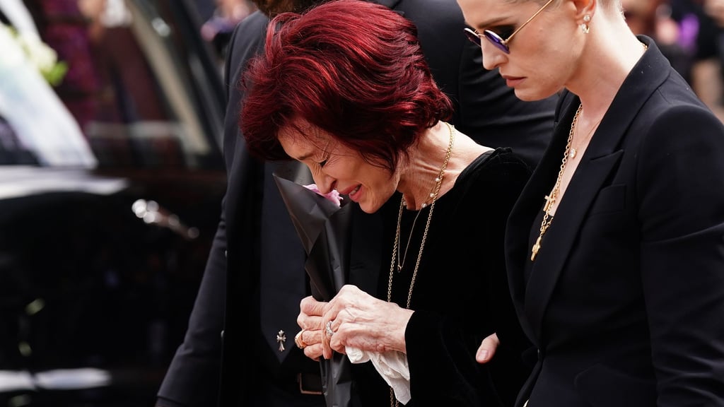 Sharon Osbourne (links) hat sich zu Warnungen von Ozyy Osbournes Ärzten kurz vor dessen letzter Show geäußert. (Archiv)
