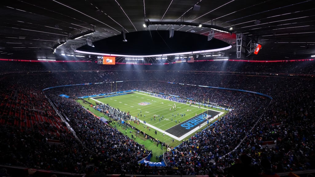 Die NFL kehrt 2026 wieder mit einem Gastspiel in die Münchner Allianz Arena zurück. (Archivbild)