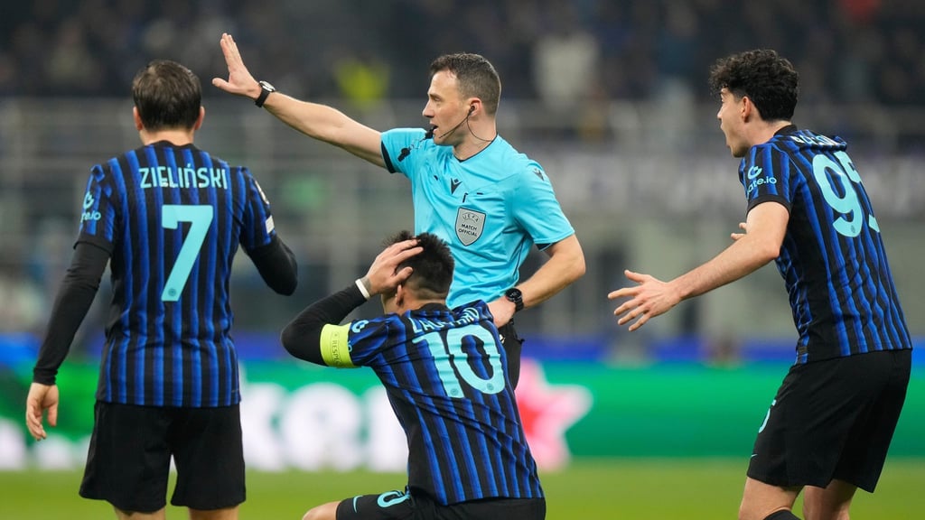 Die Inter-Spieler können Felix Zwayers Entscheidung nicht fassen.