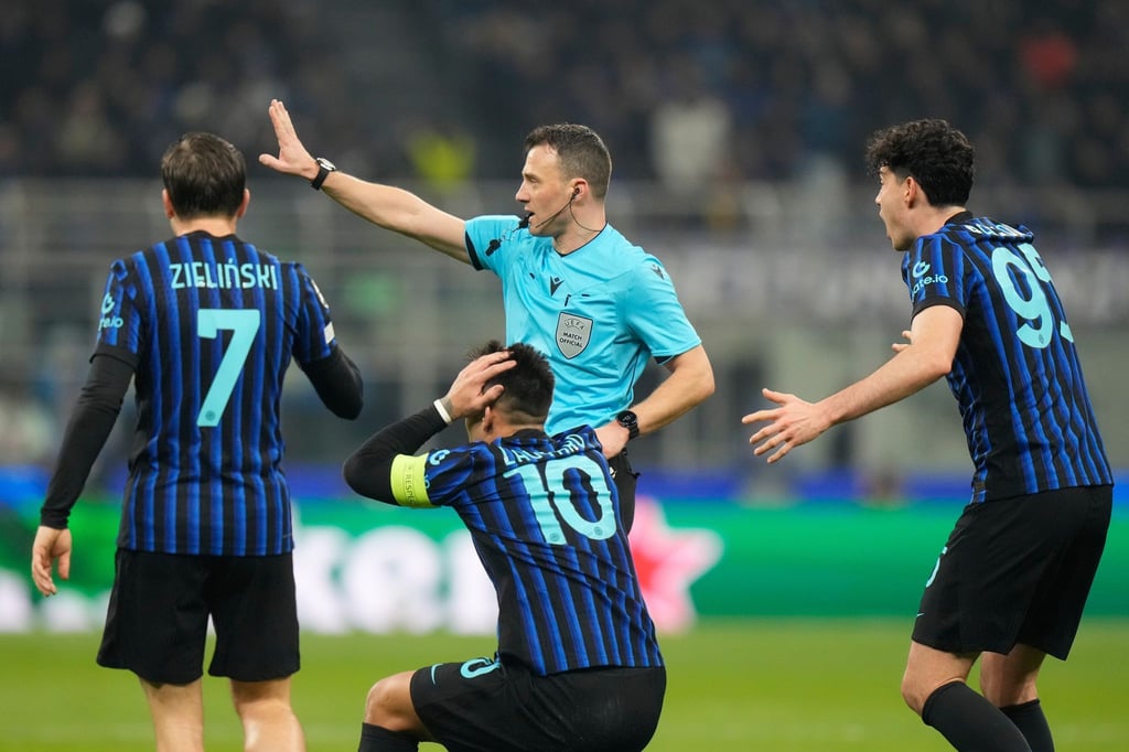 Die Inter-Spieler können Felix Zwayers Entscheidung nicht fassen.