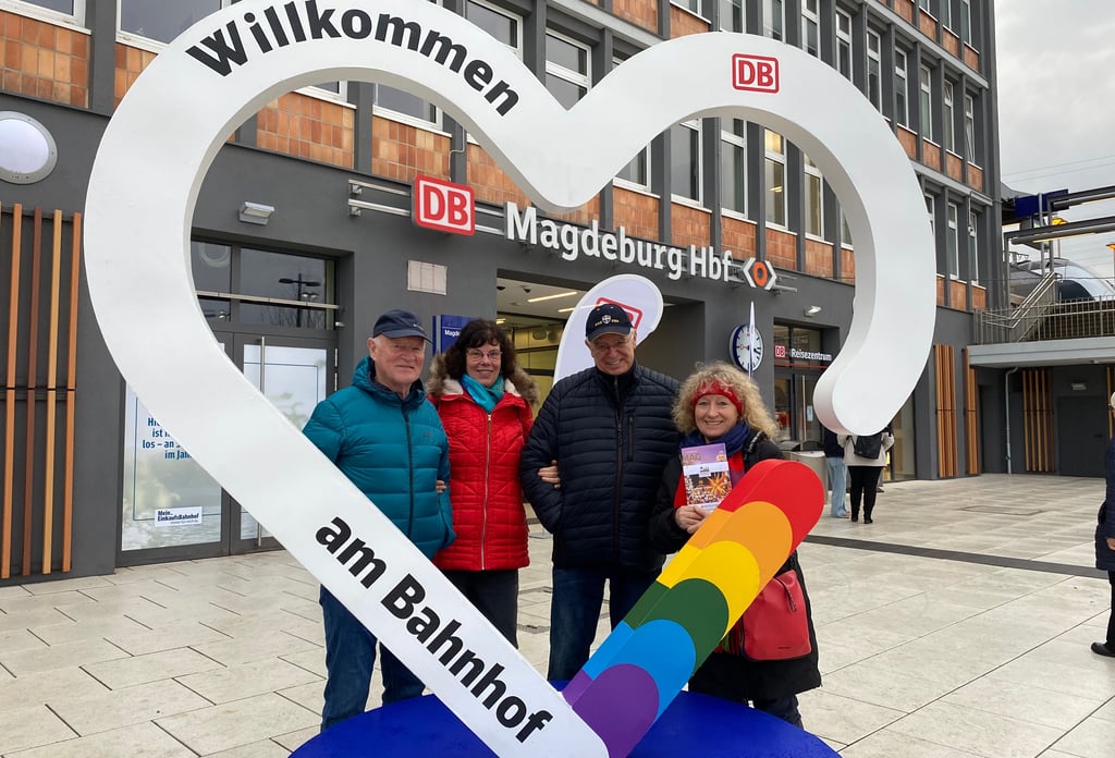 Kamen extra zur Eröffnung des Kölner Platzes: Hans Werner (l.) und Christiane Hoffmann (r.) mit ihren Freunden aus Bitterfeld, Renate und Volker Cottini (Mitte). 