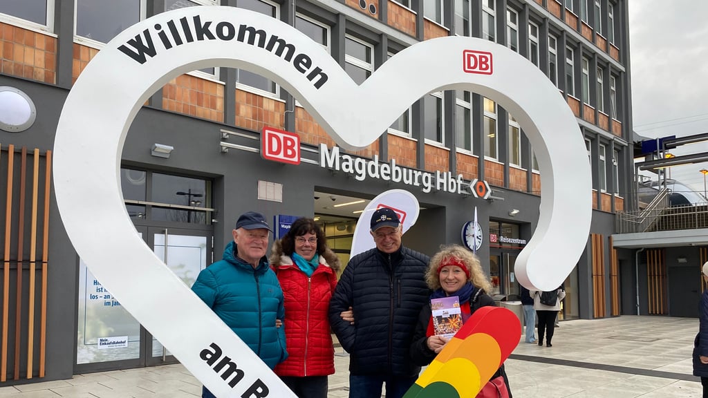 Kamen extra zur Eröffnung des Kölner Platzes: Hans Werner (l.) und Christiane Hoffmann (r.) mit ihren Freunden aus Bitterfeld, Renate und Volker Cottini (Mitte). 