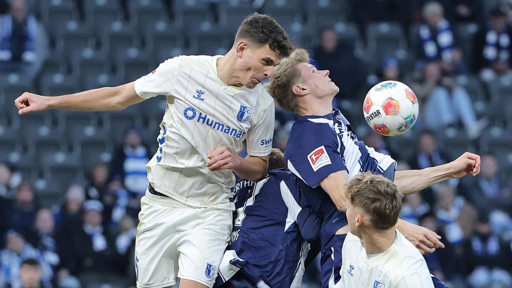 Die Abwehr des 1. FC Magdeburg um Tobias Müller (links) wurde seit zwei Spielen nicht mehr überwunden.