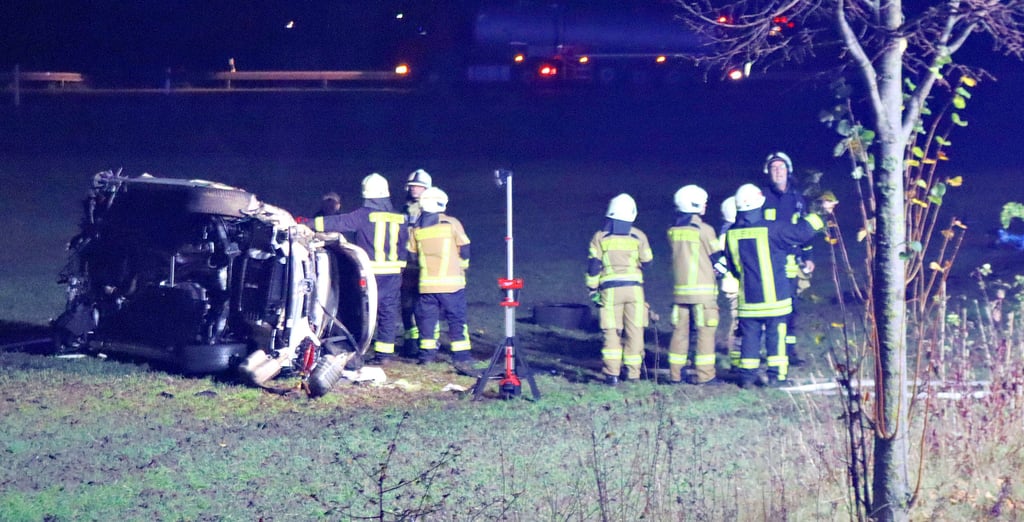 Betrunken und mit 80 km/h mehr als erlaubt sowie mit Kindern im Auto verursacht ein 38-Jähriger einen schweren Unfall am Kreisverkehr an der Calbeschen Straße in Schönebeck. Nun musste er sich vor Gericht verantworten.