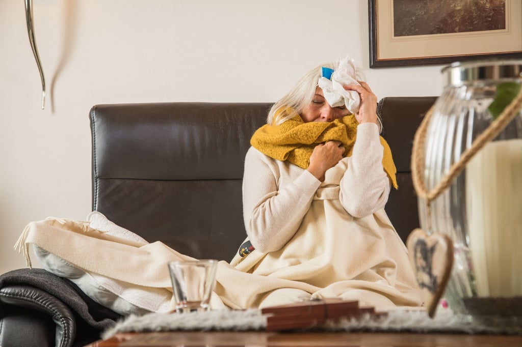 Ein plötzlicher Krankheitsbeginn mit Fieber, Gliederschmerzen und Husten ist typisch für eine Influenza-Erkrankung.