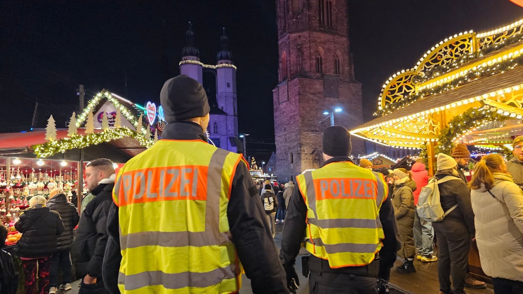 Polizeistreifen sind von vormittags bis abends auf dem Weihnachtsmarkt in Halle unterwegs. 