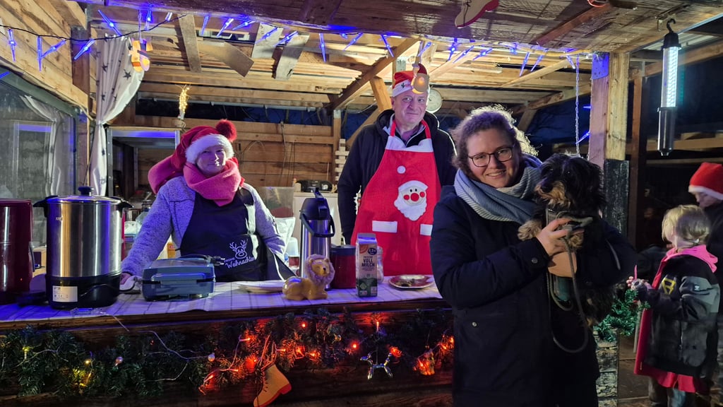 Volontärin Sophie-Charlott Weiß (rechts) besuchte mit ihrem Zwergrauhaardackel Moritz den Hundeweihnachtsmarkt in Oschersleben. Babette Gall und Ronald Gracz verkauften Glühwein und Waffeln.