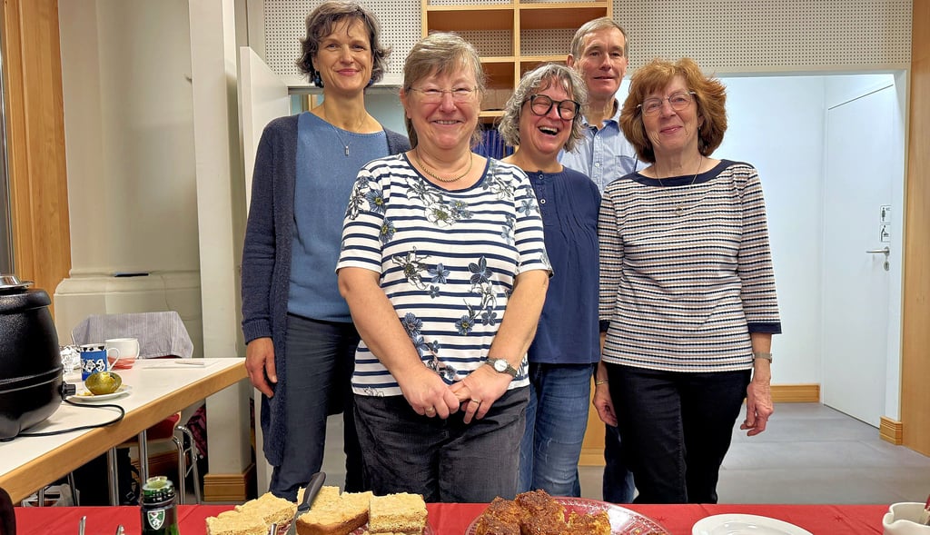 Heike Ebel (links) und ihre Helfer kochen am Dienstag in der Stadtkirche Suppe und bedienen die Besucher auch mit Kaffee und Kuchen.  