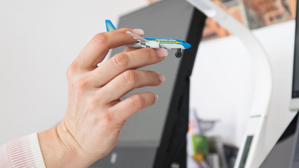 Kein Plan, kein Sucherfolg? - Statt gedankenverloren zu Spielzeug zu greifen, kann man bei der Reise- oder Urlaubsplanung versuchen, per Chatbot ans Ziel zu kommen.