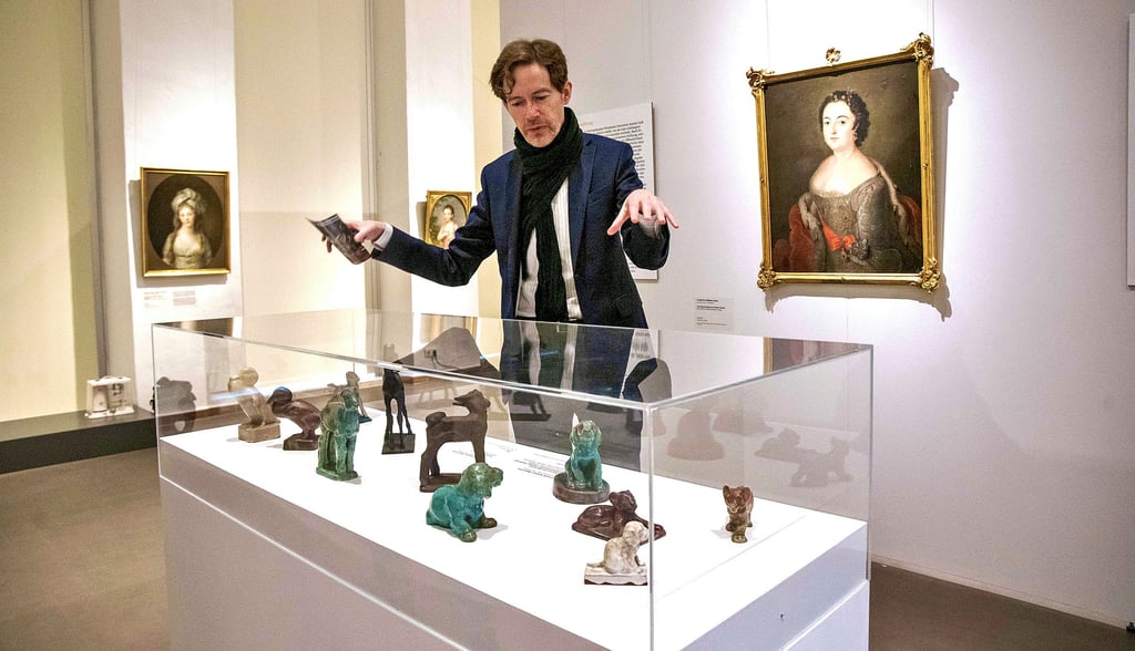 Ruben Rebmann, Direktor  der Anhaltischen Gemäldegalerie, gibt einen Einblick in die Sonderausstellung  in der Orangerie im Georgium.