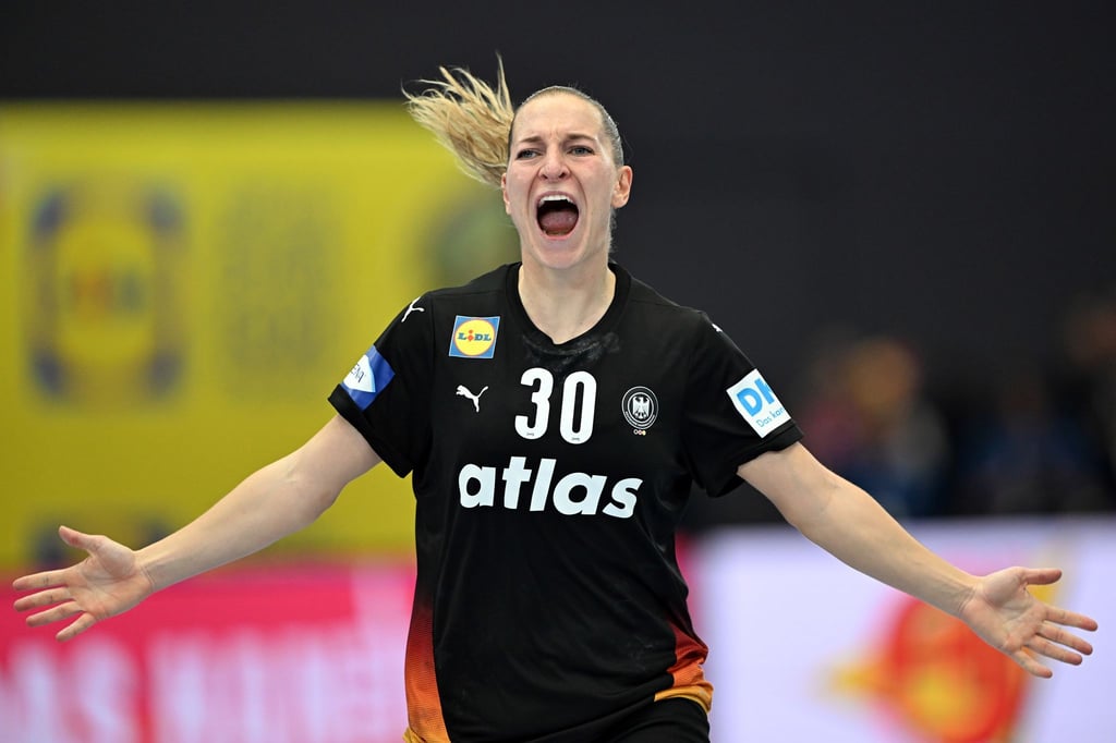 Rechtsaußen Jenny Behrend hofft auf die erste WM-Medaille ihrer Karriere.