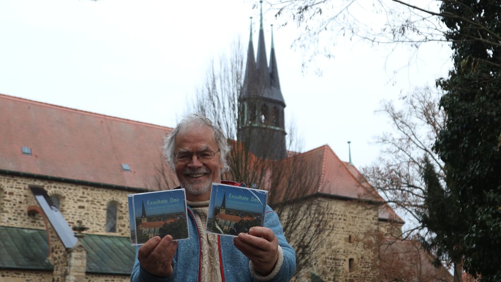 Chorleiter Michael Löderbusch präsentiert die CD "Exsultate Deo - Dreißig Jahre Kirchenmusik in Groß Ammensleben".
