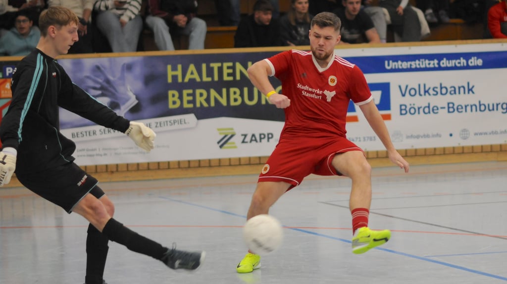 Thorben Zöger (rechts) und der SV 09 Staßfurt laden wieder zum Stadtwerke-Cup.