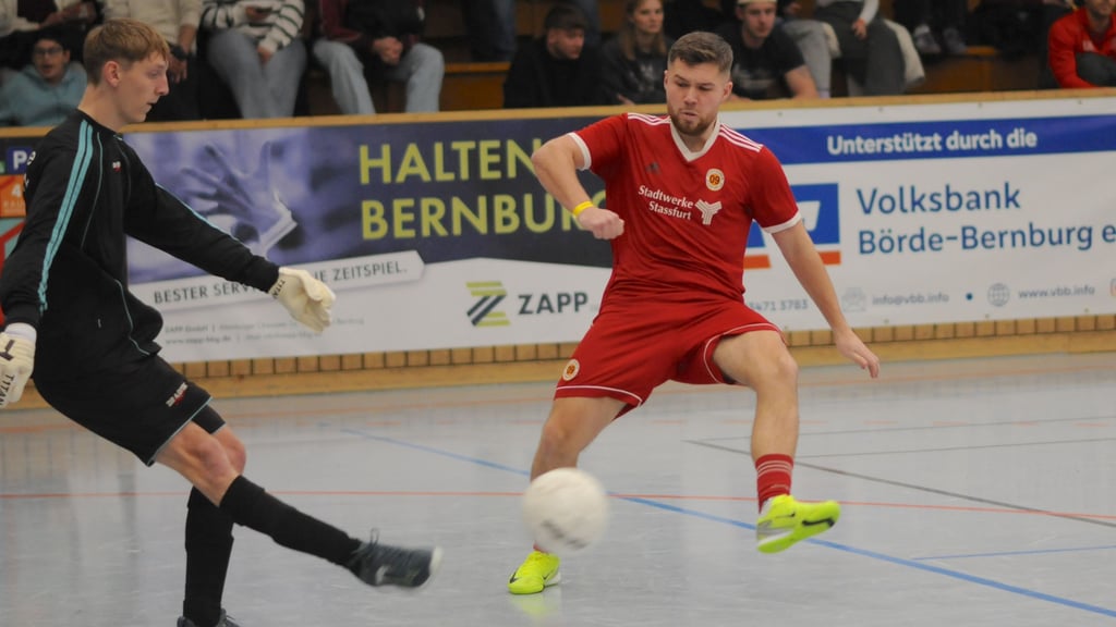 Thorben Zöger (rechts) und der SV 09 Staßfurt laden wieder zum Stadtwerke-Cup.