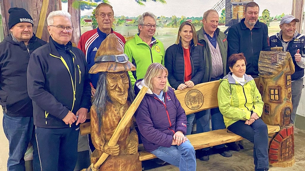 Mitglieder des Parchener Heimatvereins sitzen schon mal Probe auf einer der Bänke. Rechts an der Eule: Künstler Christian Curth. 