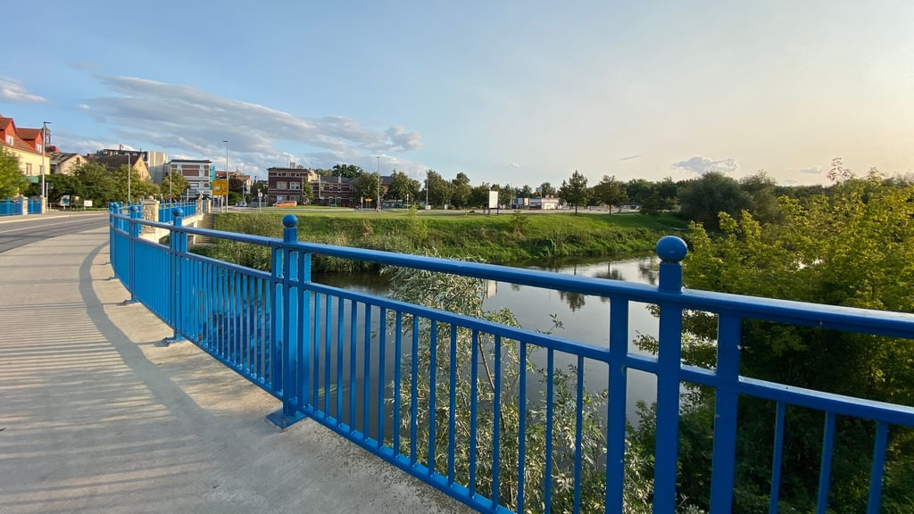 Anfahrt auf den Neumarkt (rechts) – von der Bode-Brücke.