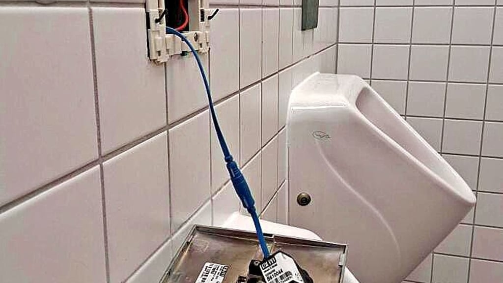 Auf der Jungentoilette wurden die Toiletten schwer beschädigt. 