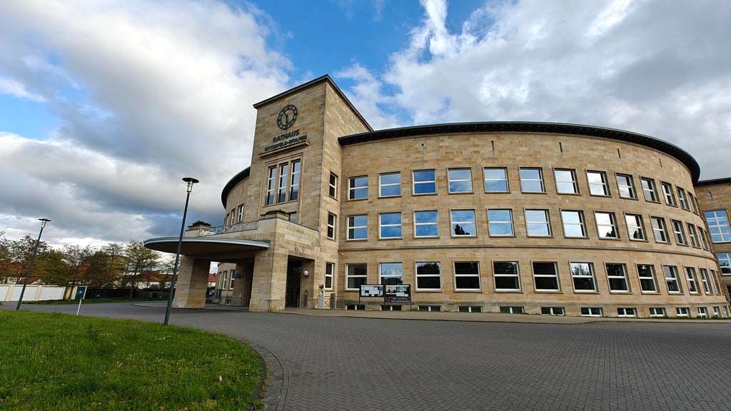 Im Rathaus Wolfen beschließt der Stadtrat über den Haushalt für 2026.