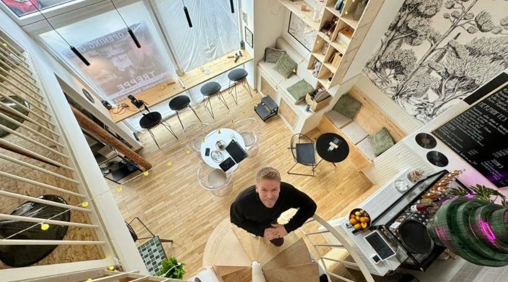 Klein und gemütlich: Die Wendeltreppe ist Namensgeber für das neue Lokal in der Luwu. Betreiber Philipp Helbig will seinen Gästen in der „Treppe“ ein echtes Wohnzimmer-Feeling bescheren.