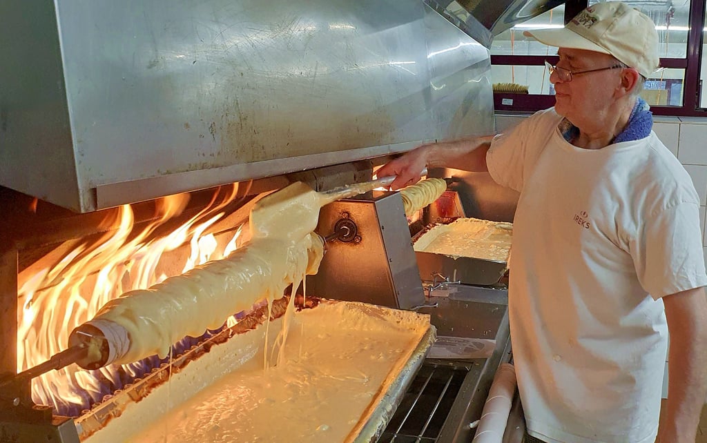 Detlef Geisler ist seit 45 Jahren Baumkuchenbäcker und liebt seinen heißen Arbeitsplatz immer noch. 
