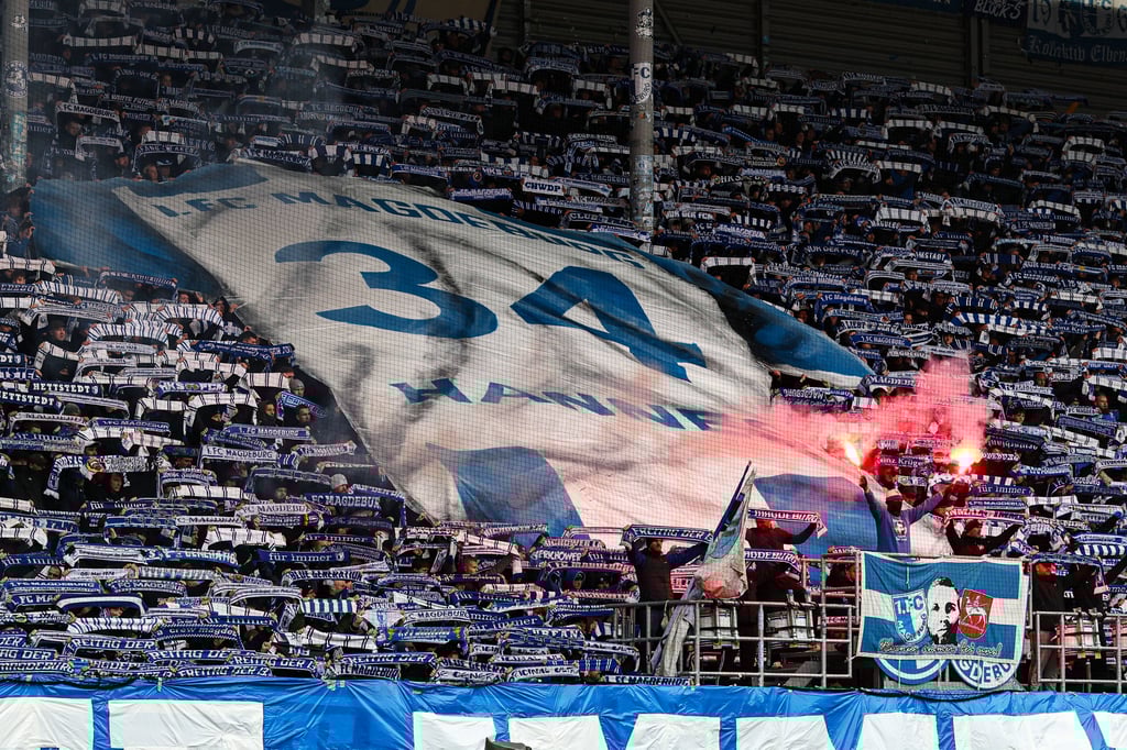 Zwei Pyrofackeln brennen im FCM-Block beim Heimspiel gegen Preußen Münster,