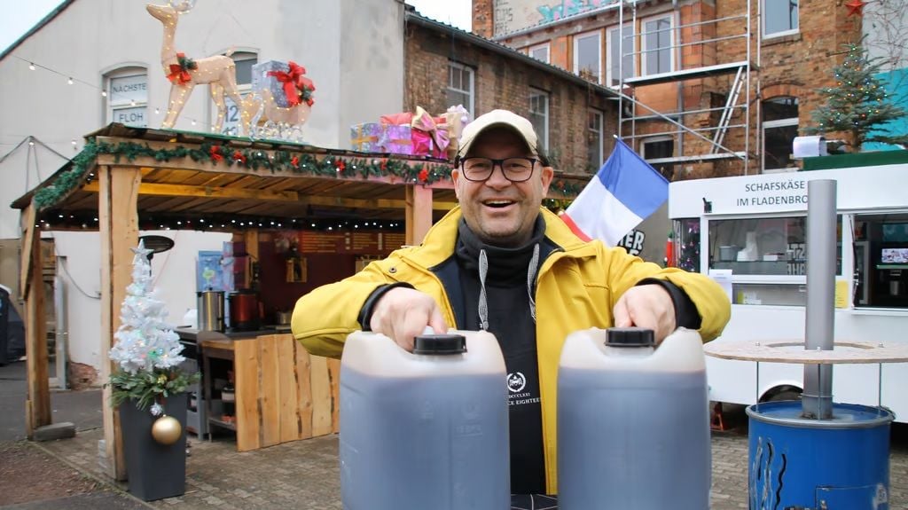 Den Glühwein holt Heiko Kühnert aus dem Harz, wo er extra hergestellt wird.