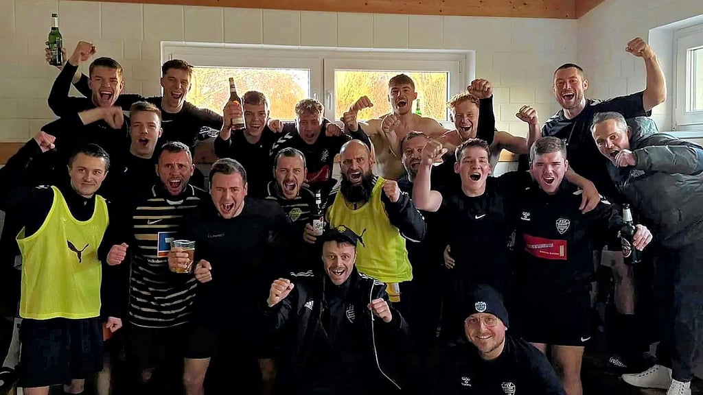Groß war der Jubel bei den Spielern des FSV Drohndorf/Mehringen nach dem erfolgreichen Abschluss des Jahres. 
