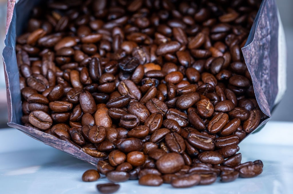 Die Verbraucherzentrale Sachsen-Anhalt untersuchte stichprobenartig die Füllmengen von Lebensmitteln. Besonders bei Kaffeebohnen stellten sie fest, das weniger drin war, als auf der Verpackung angegeben. (Symbolbild)