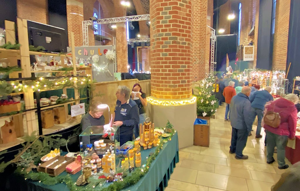 Der  Weihnachtsmarkt in der Marienkirche ist eröffnet. 