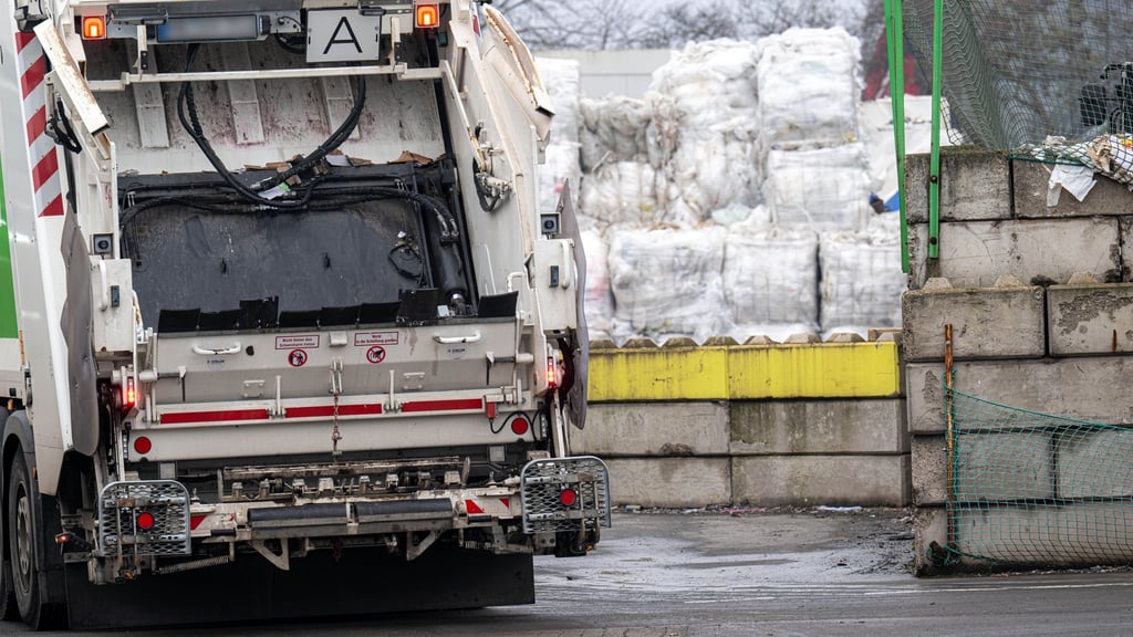 Mit einer großen Kampagne suchen Polizei und Staatsanwaltschaft nach der Mutter des toten Babys, das auf einem Bremer Recyclinghof gefunden wurde. (Archivbild)