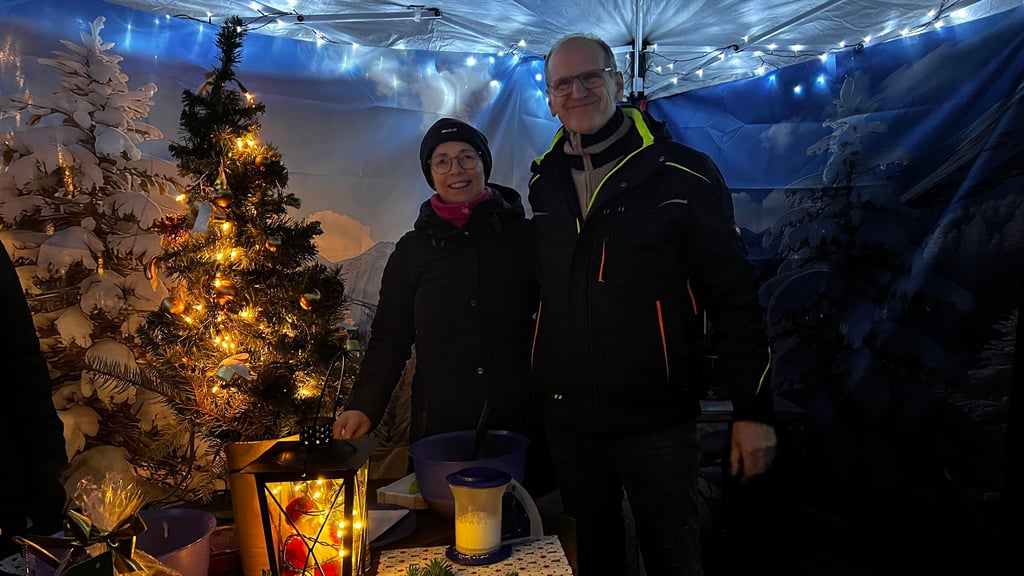 Ute und Fred Winker gehören zu den Rattenschiebern, die einen Abend des lebendigen Adventskalenders in Sennewitz ausgerichtet haben.
