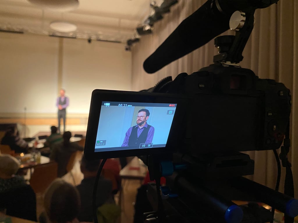 Dominik Patté betreibt die Kleinkunstbühne, ist Gründungsmitglied vom Kabarett „CAT-stairs“ und steht auch immer noch auf der Bühne.