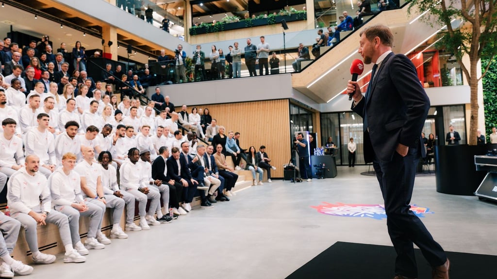 Launige Grußworte zur Eröffnung an die Mannschaft und Mitarbeiter von RB Leipzig von Sachsens MP Michael Kretschmer.