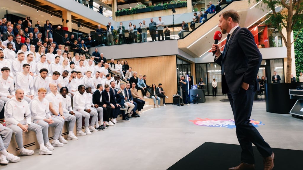 Launige Grußworte zur Eröffnung an die Mannschaft und Mitarbeiter von RB Leipzig von Sachsens MP Michael Kretschmer.