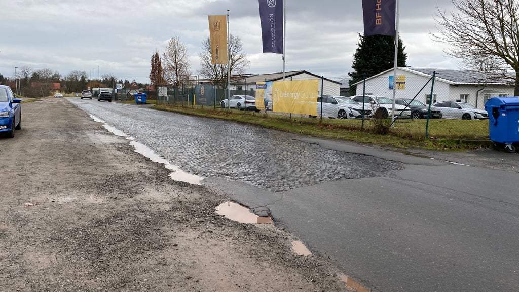 Auf 300 Metern lässt der Ausbau der Siedlungsstraße in Halberstadts Norden auf sich warten – der Rest ist in Ordnung.