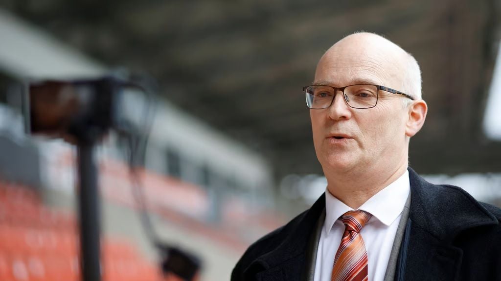 Sparkassenchef Jürgen Fox macht ernst. 500 säumige Kunden bekommen jetzt ihre Kündigungen.