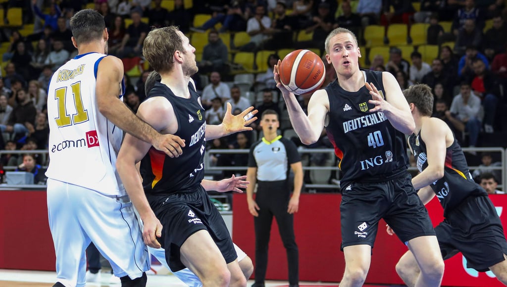 Collin Welp (r.) gab Anfang Dezember sein Länderspieldebüt für Deutschland. Vater Christian wurde 1993 Europameister.