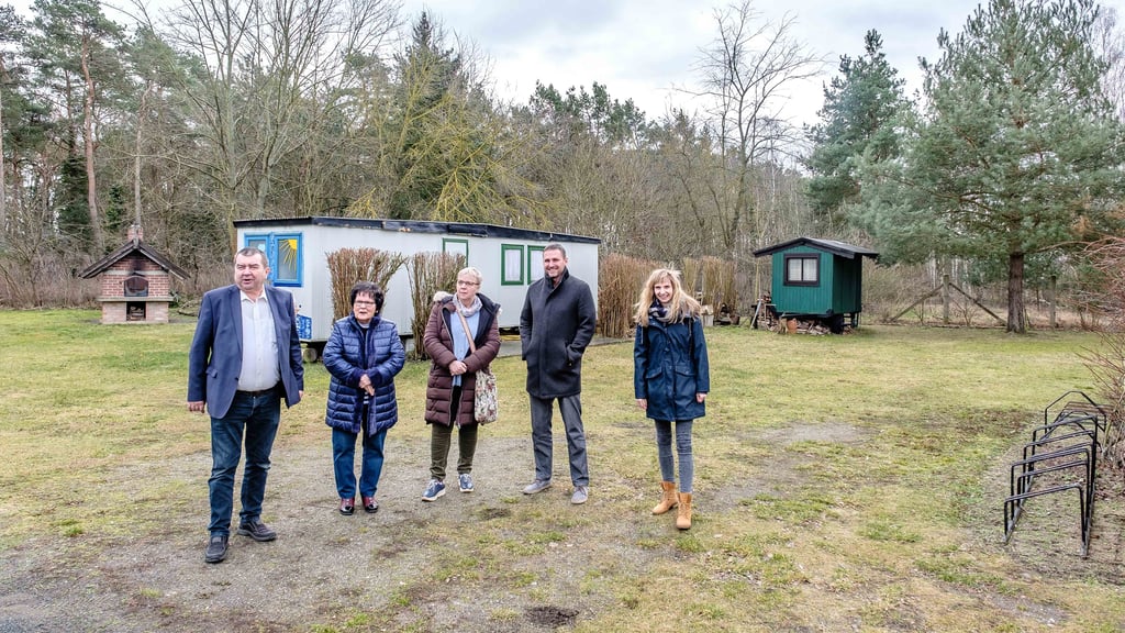 Hier 2022: Erster Rundgang mit allen Beteiligten auf dem Gelände hinter dem Waldhaus, das für die künftige Öko-Schule infrage kommen soll. 