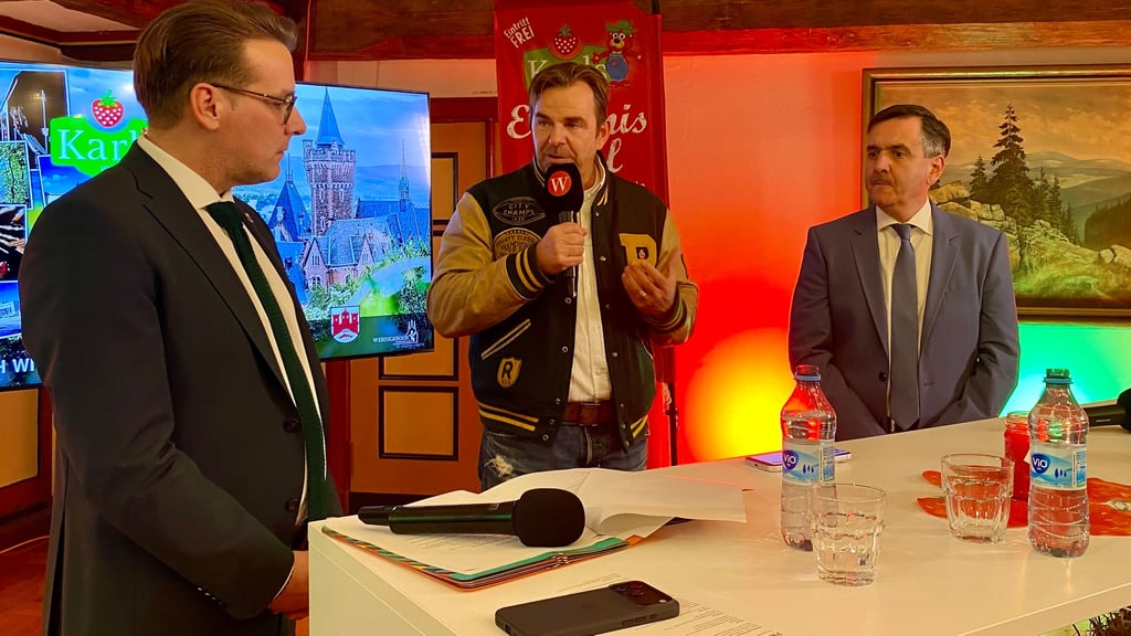 Wernigerodes Oberbürgermeister Tobias Kascha, Karls-Chef Robert Dahl und Landrat Thomas Balcerowski (von links) sprechen über die Chancen für den Landkreis Harz durch die Ansiedlung des Erlebnis-Dorfs, in dem sich alles um Erdbeeren dreht.
