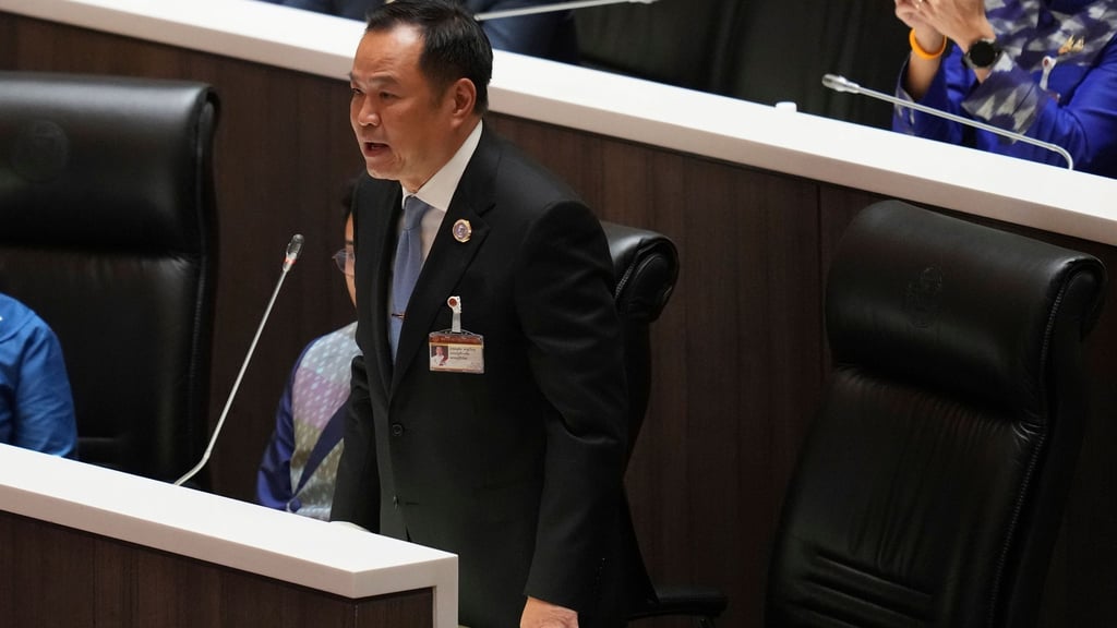 Regierungschef Charnvirakul beantragte die Auflösung des Repräsentantenhauses.