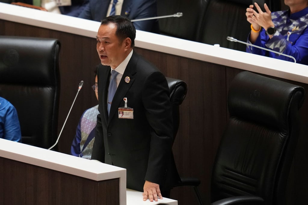 Regierungschef Charnvirakul beantragte die Auflösung des Repräsentantenhauses.